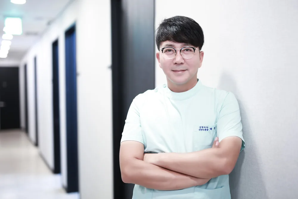 진료실 복도에 선 박용남 대표원장