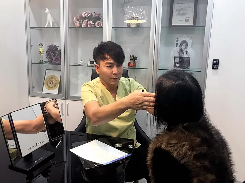 거울 앞에서 상담하는 박용남 대표원장